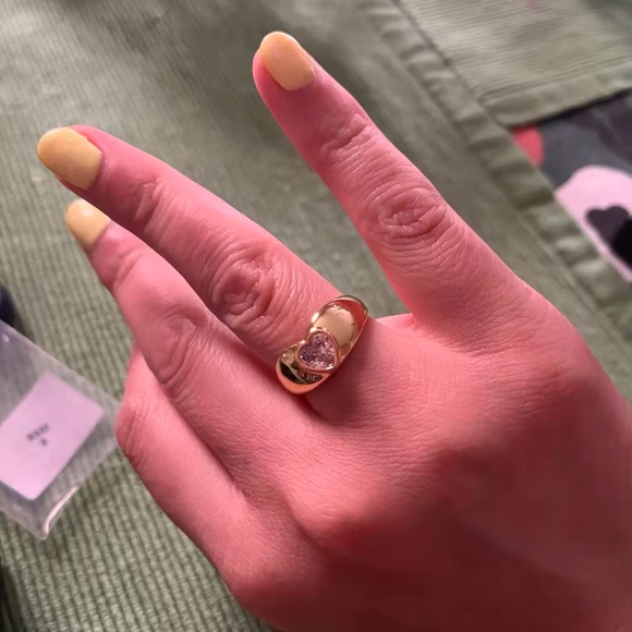 NWOT Bold ring with heart-shaped zirconia in gold - Picture 5 of 6
